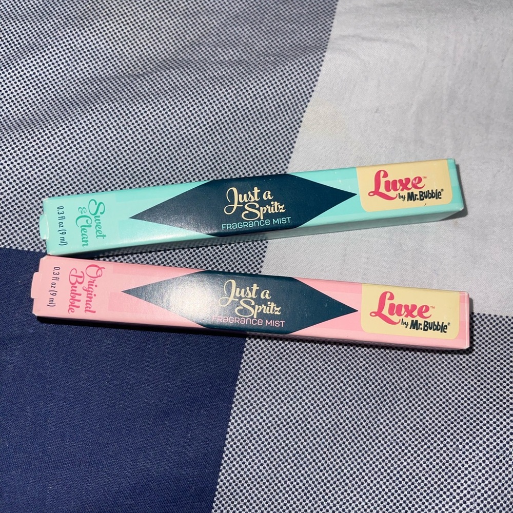Bundle of two sample size fragrance sprays